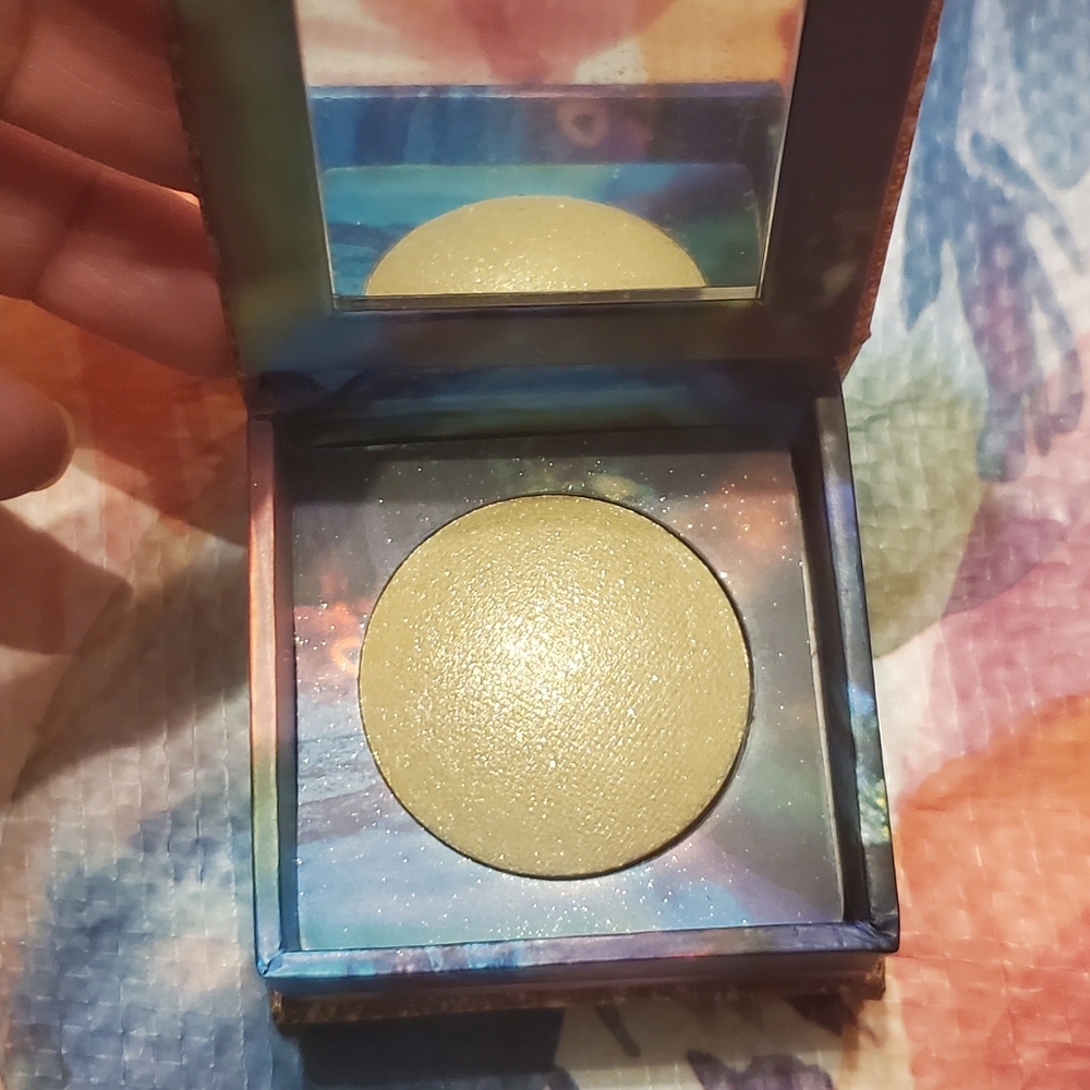 Urban decay travel sized space powder